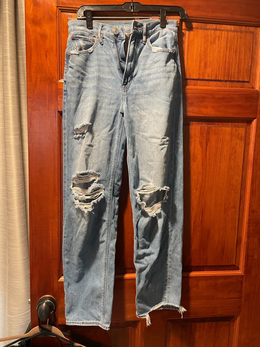 American Eagle Baggy Jean Light Wash Distressed. Size 2 regular